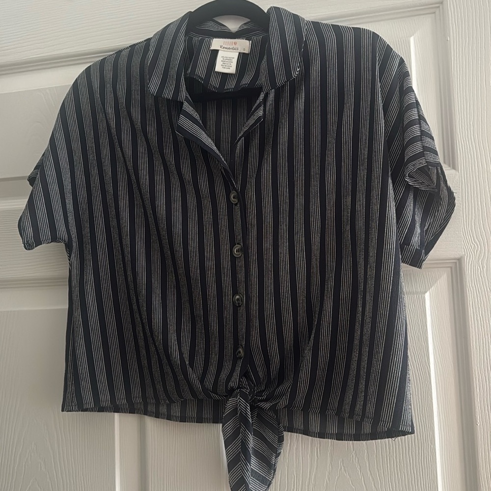 Navy/pinstripe short sleeve shirt. Tied at the waist.